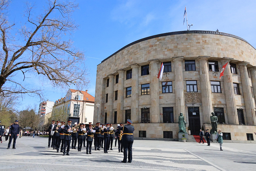 БАЊАЛУКА, 6. АПРИЛА /СРНА/ - У Бањалуци је данас одржан Тактичко-показни збор Министарства унутрашњих послова /МУП/ Републике Српске и дефиле Полицијског оркестра поводом Дана полиције.