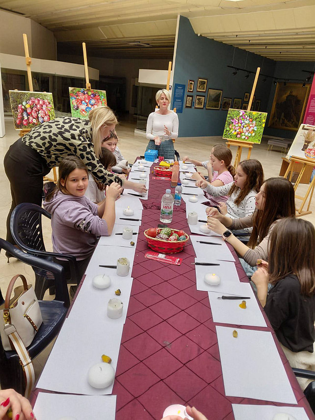 БАЊАЛУКА, 6. АПРИЛА /СРНА/ - У Музеју Републике Српске у Бањалуци данас је почела тродневна едукативно-креативна радионица на којој ће ученици бањалучких основних школа поводом Васкрса бити у прилици да се путем нове технике шарања васкршњих јаја упознају са богатом српском традицијом, културом и обичајина.