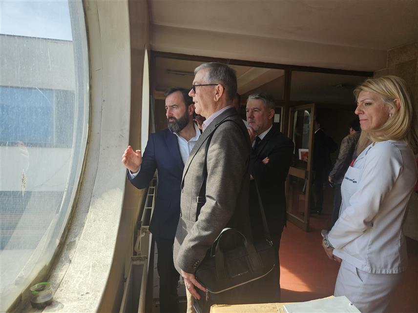 ПРИЈЕДОР, 6. АПРИЛА /СРНА/ - Министар здравља и социјалне заштите Републике Српске Ален Шеранић је данас обишао болницу у којој су грант средствима Владе Републике Српске замијењени лифтови и реновиран кров.