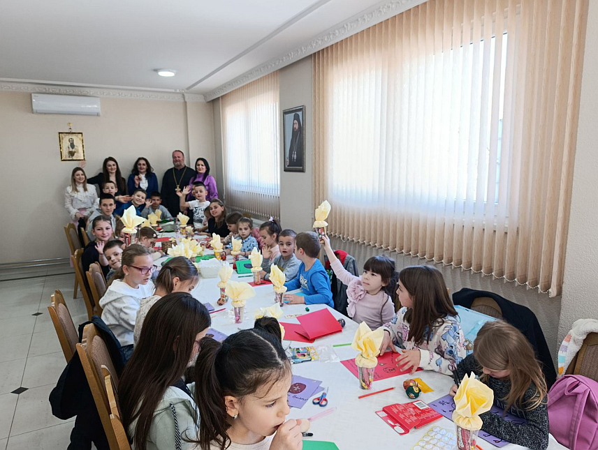 ЈЕЗЕРО, 6. АПРИЛА /СРНА/ - Фолклорна секција "Бисери Пливе" из Језера данас је поводом Васкрса организовала радионицу за своје чланове, ученике Основне школе "Вук Караџић" и предшколце, њих четрдесетак, који су имали прилику да искажу своју креативност у бојењу и осликавању јаја, цртању и другим активностима.