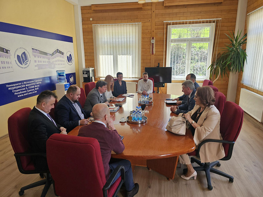 ФОЧА, 6. АПРИЛА /СРНА/ - Министар за научнотехнолошки развој и високо образовање Републике Српске Драга Мастиловић на састанку са деканом Медицинског факултета у Фочи Дејаном Бокоњићем.