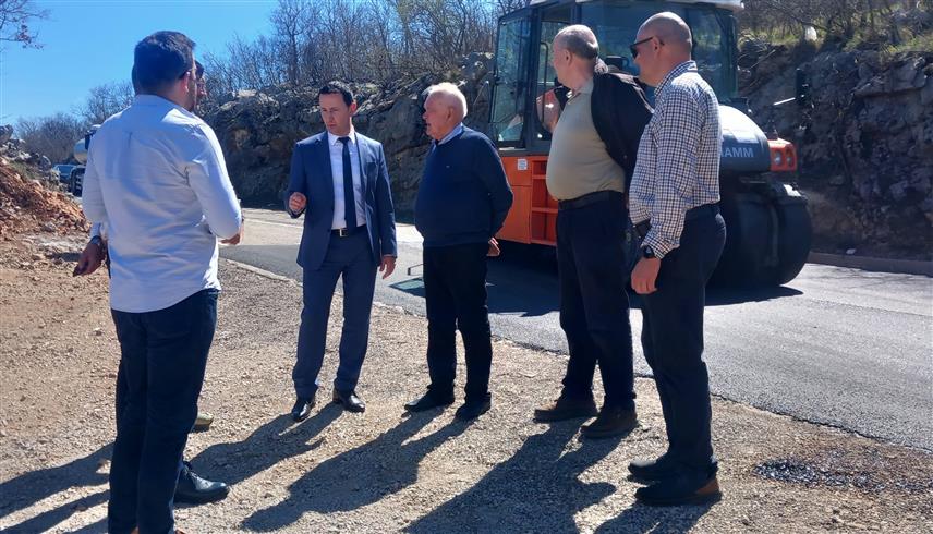 БИЛЕЋА, 6. АПРИЛА /СРНА/ - У усјеку Жудојевићи, на магистралном путу Билећа - Требиње, поставља се завршни слој асфалта након проширења овог усјека, а радове је са више од 245.000 КМ финансирало предузеће "Путеви Републике Српске".