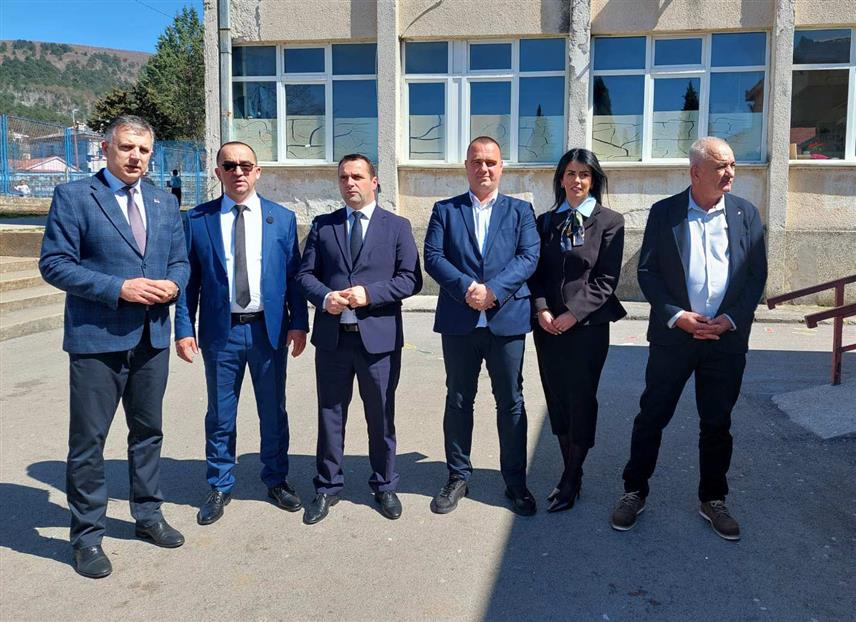 БИЛЕЋА, 6. АПРИЛА /СРНА/ - Mинистар просвјете и културе Српске Боривоје Голубовић је посјетио Основну школу /ОШ/ "Петар Други Петровић Његош" и састао се са директорима билећких и љубињске основне школе.