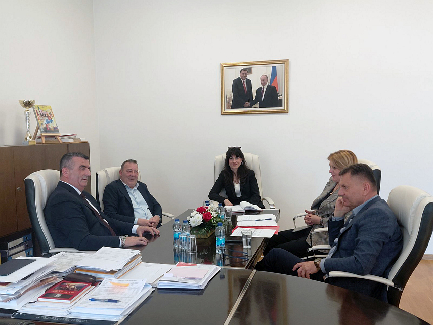 ВЛАСЕНИЦА, 6. АПРИЛА /СРНА/ - Министар привреде и предузетништва Републике Српске Раденко Бубић и начелник општине Власеница Мирослав Краљевић разговарали су данас о унапређењу привредног амбијента, са посебним фокусом на прерађивачку индустрију и отварање нових радних мјеста.