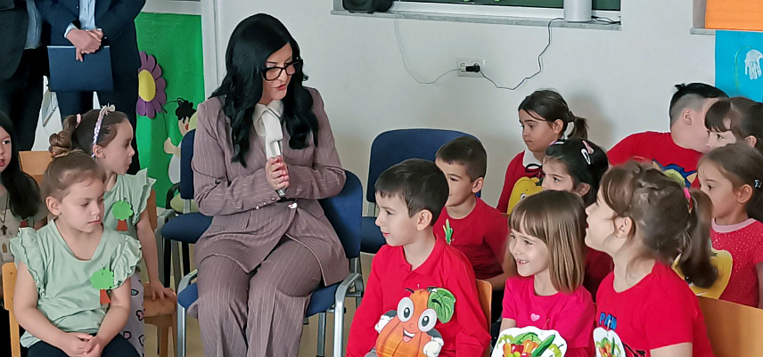 ДОБОЈ, 7. АПРИЛА /СРНА/ - Министар породице, омладине и спорта Републике Српске Ирена Игњатовић је данас, поводом Свјетског дана здравља, посјетила Јавну предшколску установу "Мајке Југовић" у Добоју и том приликом указала како се здраве навике усвајају у најранијем узрасту.