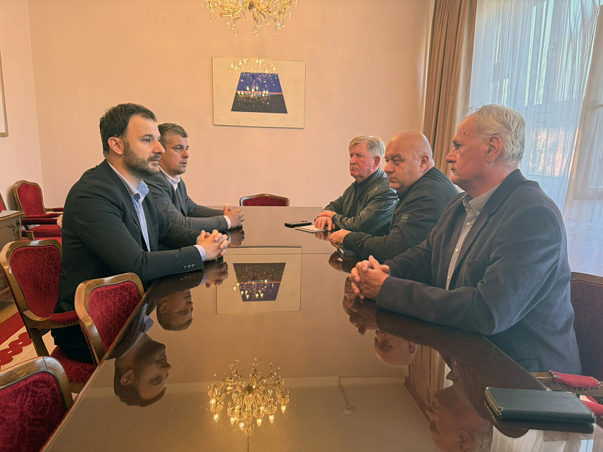 ПРИЈЕДОР, 7. АПРИЛА /СРНА/ - Градоначелник Приједора Слободан Јавор разговарао је данас са руководством Пољопривредне задруге "Кооператива" о тренутном стању у воћарској производњи.