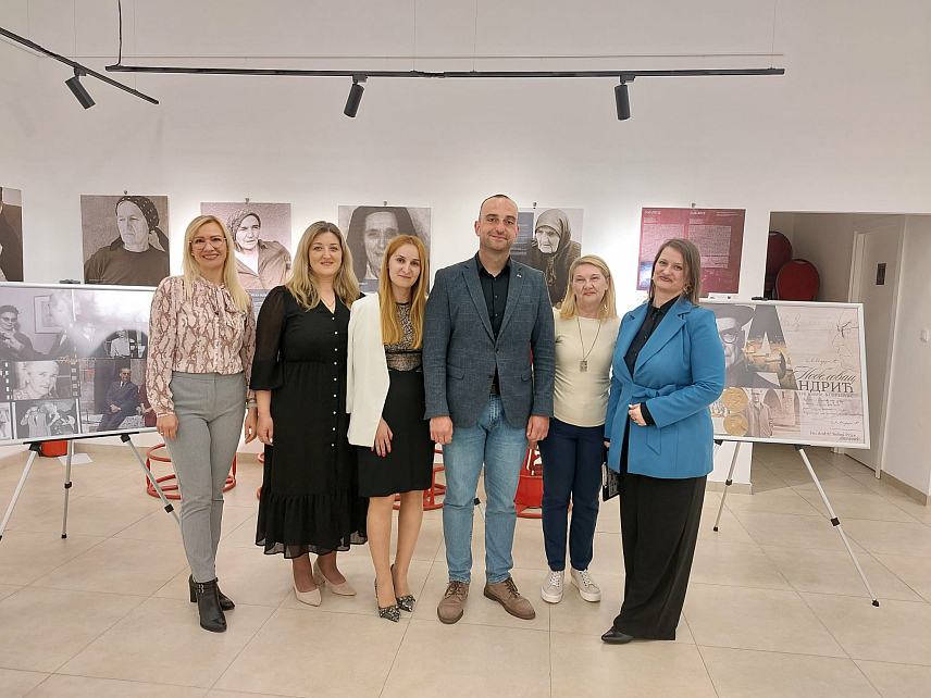 СРБАЦ, 7. АПРИЛА /СРНА/ - Изложба "Иво Андрић. Нобеловац" ауторке Маје Дејановић, библиотекара савјетника из Градишке, свечано је отворена у Градској галерији "Рајко Петковић" у Српцу.