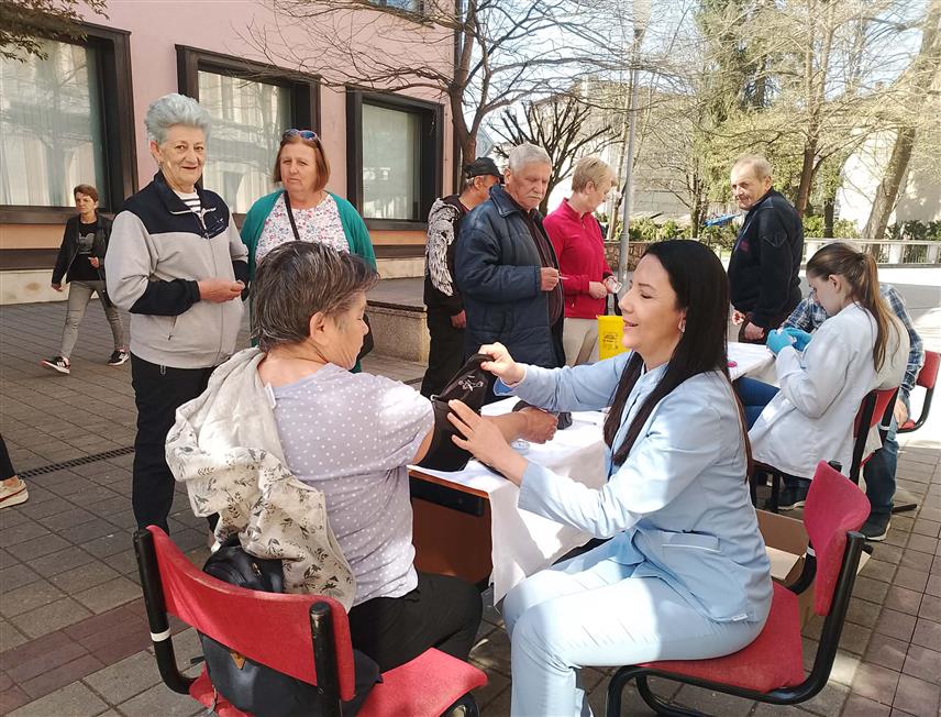 НОВИ ГРАД, 7. АПРИЛА /СРНА/ - Медицински тим Дома здравља данас је у главној улици у Новом Граду становницима бесплатно мјерио крвни притисак, садржај шећера у крви и индекс тјелесне масе.