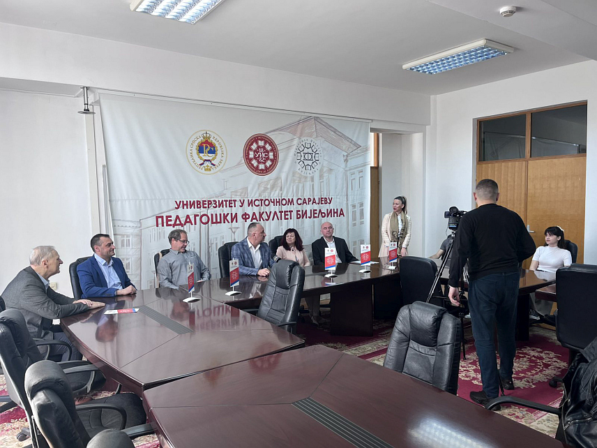 БИЈЕЉИНА, 7. АПРИЛА /СРНА/ - Декан Педагошког факултета у Бијељини Универзитета Источно Сарајево Далибор Стевић и Ректор Колеџа "Етвеш Јожеф" у Баји Силађине Сингер Ибоља на конференцији за новинаре у Бијељини.