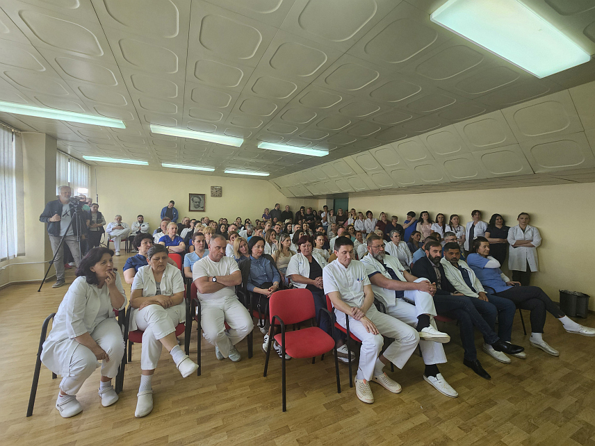 ПРИЈЕДОР, 7. АПРИЛА /СРНА/ - Представници два од три синдиката који дјелују у Болници "Др Младен Стојановић" у Приједору организовали су данас окупљање и шетњу да изразе незадовољство платама.