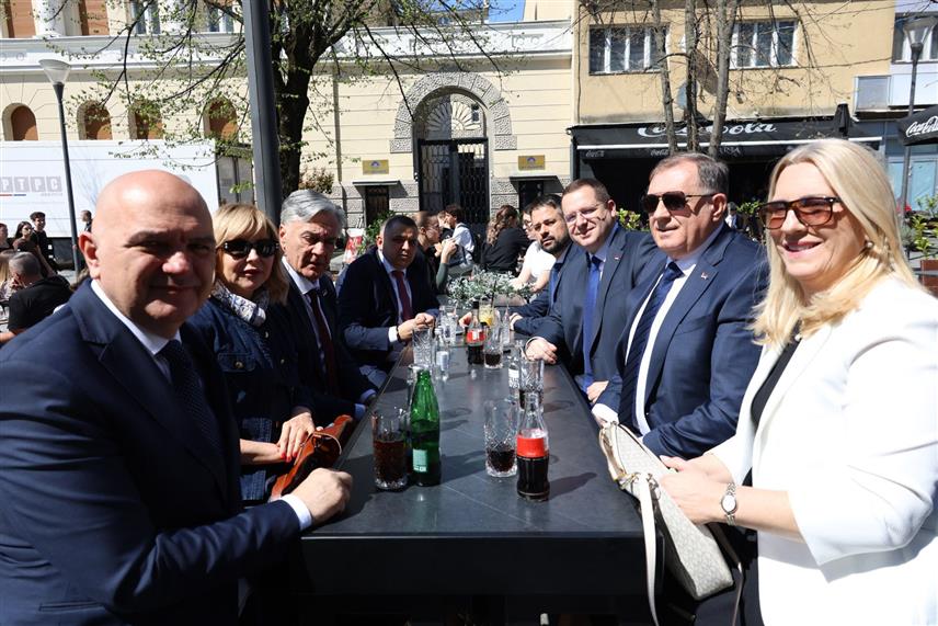БАЊАЛУКА, 7. АПРИЛА /СРНА/ - Лидер СНСД-а Милорад Додик у башти једног кафића заједно са предсједником Републике Српске Синишом Караном, српским чланом Предсједништва БиХ Жељком Цвијановић, в.д. директора Канцеларије за међународну сарадњу Републике Српске Аном Тришић Бабић, српски делегатом у Дому народа Парламентарне скупштине БиХ Радованом Ковачевићем, министром финансија у Савјету министара Срђаном Амиџићем. /Фото - Борислав Здриња/
