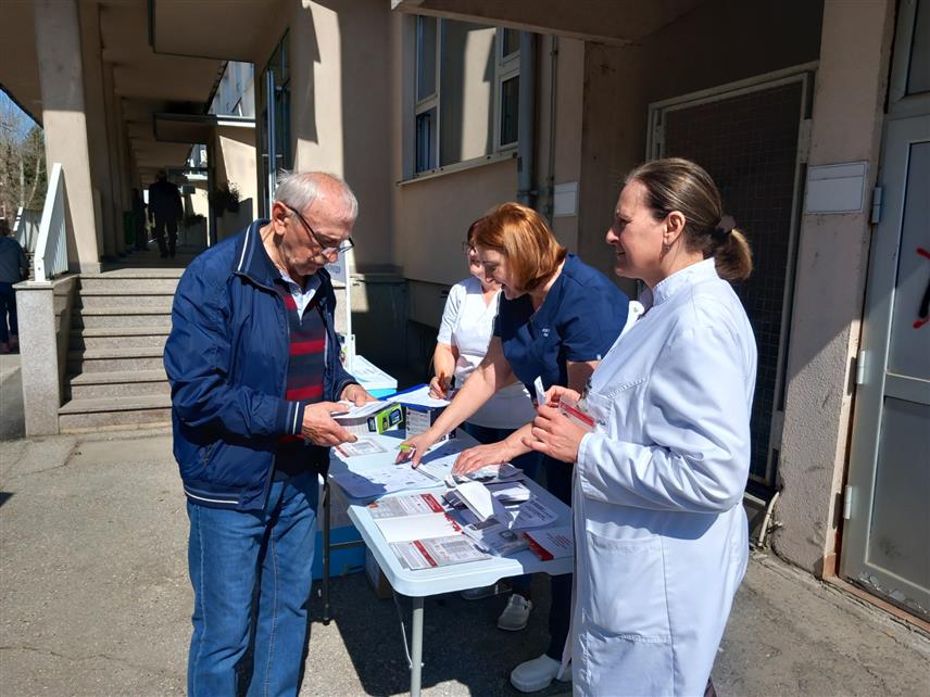 ПРИЈЕДОР, 7. АПРИЛА /СРНА/ - Дом здравља Приједор данас је поводом Свјетског дана здравља - 7. априла организовао инфо-штанд на ком су грађани имали прилику да се информишу о превентивним прегледима које могу обавити у тимовима породичне медицине.