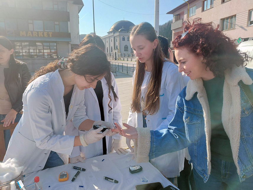 ВЛАСЕНИЦА, 7. АПРИЛА /СРНА/ - На Тргу српских бораца у Власеници данас је, поводом Свјетског дана здравља, становницима бесплатно мјерен шећер у крви и крвни притисак, те пружени стручни савјети.