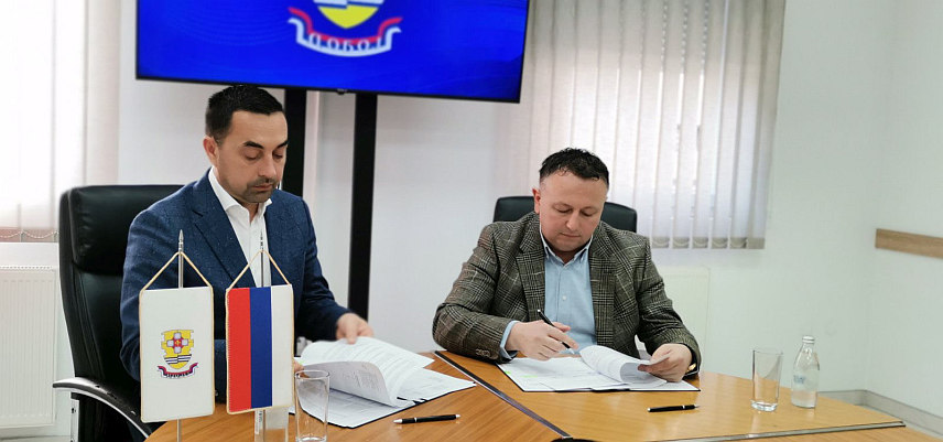 ДОБОЈ, 7. АПРИЛА /СРНА/ - Републички секретаријат за расељена лица и миграције данас је на град Добој пренио права својине над 134 стана у објекту колективног становања у насељу Баре, изграђеног у оквиру пројекта ЦЕБ два. Уговор су потписали вршилац дужности директора Секретаријата Слађан Јовић и градоначелник Добоја Борис Јеринић.