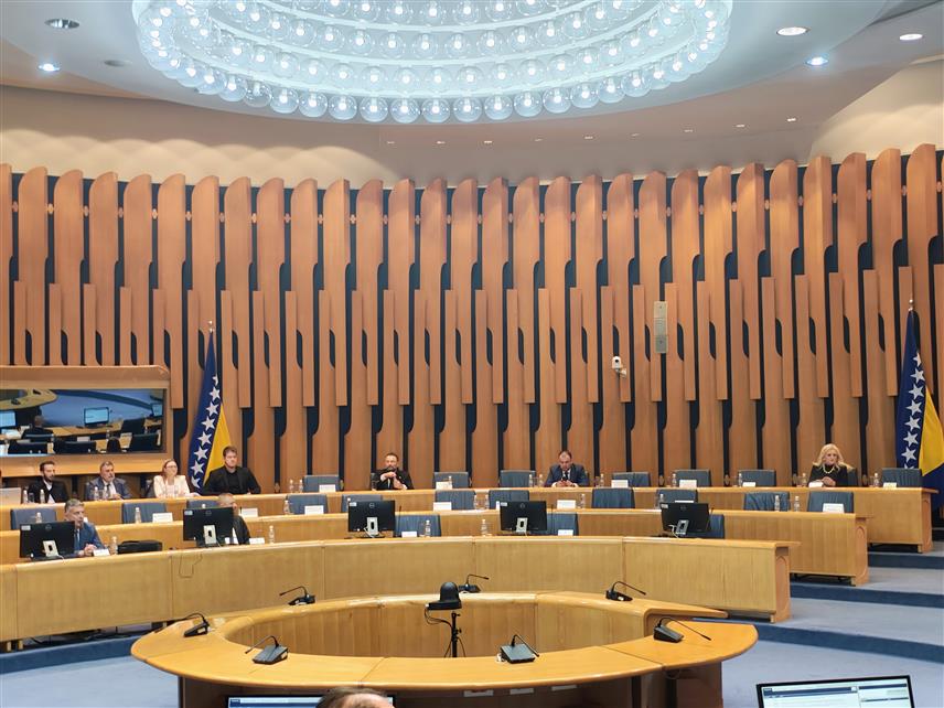 САРАЈЕВО, 8. АПРИЛА /СРНА/ - Дом народа Парламентарне скупштине БиХ одржао данас хитну сједницу на чијем је дневном реду Приједлог закона о измјени Закона о служби у Оружаним снагама БиХ, као и захтјев за разматрање по хитном поступку Приједлога закона о измјенама Закона о платама и накнадама у институцијама БиХ.