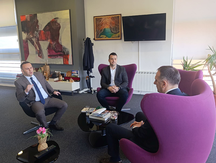 ИСТОЧНО САРАЈЕВО, 8. АПРИЛА /СРНА/ - Јачање институционалне сарадње и укључивање привредника у доношење одлука биће у фокусу будућег дјеловања Градске управе Источно Сарајево и Привредне коморе Републике Српске, договорено је данас на састанку градоначелника Љубише Ћосића и предсједника Привредне коморе Српске Горана Рачића.