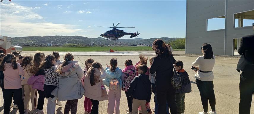 БАЊАЛУКА, 8. АПРИЛА /СРНА/ - Центар за обуку Министарства унутрашњих послова Републике Српске у Залужанима данас је посјетило 260 дјеце школских и предшколских установа из Бањалуке, поводом Дана полиције Републике Српске.