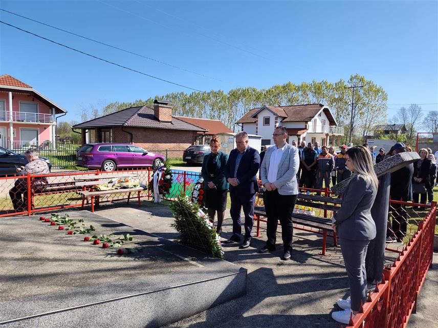 ГРАДИШКА, 8. АПРИЛА /СРНА/ - На спомен-обиљежје страдалим Ромима са подручја Градишке у Другом свјетском рату и погинулим борцима Војске Републике Српске ромске националности данас су положени вијеци, поводом 8. априла - Свјетског дана Рома.
