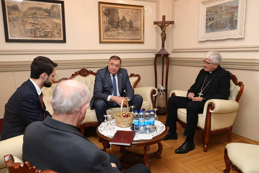 БАЊАЛУКА, 8. АПРИЛА /СРНА/ - Предсједник СНСД-а Милорад Додик састао се данас у Бањалуци са бањалучким бискупом Жељком Мајићем поводом Ускрса. /Фото - Борислав Здриња/