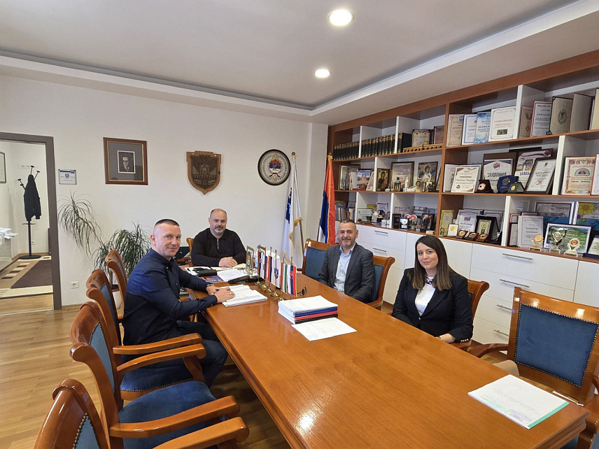 ВИШЕГРАД, 8. АПРИЛА /СРНА/ - Начелник општине Вишеград Младен Ђуревић разговарао је данас са руководством Рехабилитационог центра "Вилина влас". Ђуревић је примио директора Рехабилитационог центра "Вилина влас" Бранкицу Стикић и њеног замјеника Младена Кнежевића поводом признања које је ова установа недавно добила од Привредне коморе и успјешног пословања у претходном периоду.