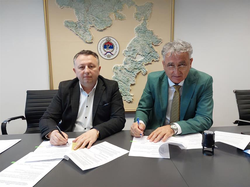 БАЊАЛУКА, 8. АПРИЛА /СРНА/ - Вршилац дужности директора Републичког секретаријата за расељена лица и миграције Слађан Јовић и начелник општине Невесиње Миленко Авдаловић потписали су данас уговор о преносу права својине на непокретности, који се односи на вишепородични стамбени објекат са 12 станова.