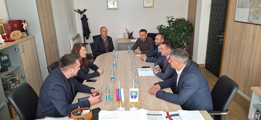 ПЕЛАГИЋЕВО, 8. АПРИЛА /СРНА/ - Начелник општине Пелагићево Славко Тешић састао се данас са министром пољопривреде, шумарства и водопривреде Републике Српске Анђелком Кузмић.