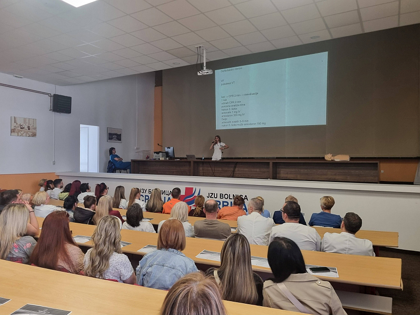 ИСТОЧНО САРАЈЕВО, 8. АПРИЛА /СРНА/ - У Болници "Србија" у Источном Сарајеву данас је одржано стручно предавање које је, осим теоретског дијела, обухватило и практични приказ кардиопулмоналне реанимације у различитим болничким условима.