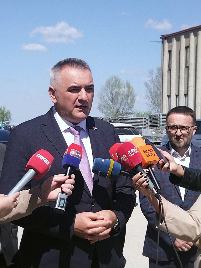 БИЈЕЉИНА, 8. АПРИЛА /СРНА/ - Премијер Републике Српске Саво Минић у обраћању новинарима данас у Бијељини.