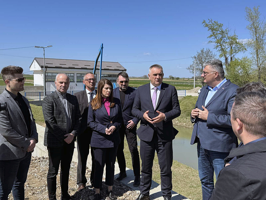 БИЈЕЉИНА, 8. АПРИЛА /СРНА/ - Премијер Републике Српске Саво Минић обишао је данас у Бијељини завршени дио дринског насипа и указао на потребу да Градска управа што прије ријеши имовинскоправне односе како би се омогућио наставак изградње још шест километара насипа, за шта је Влада обезбиједила новац.