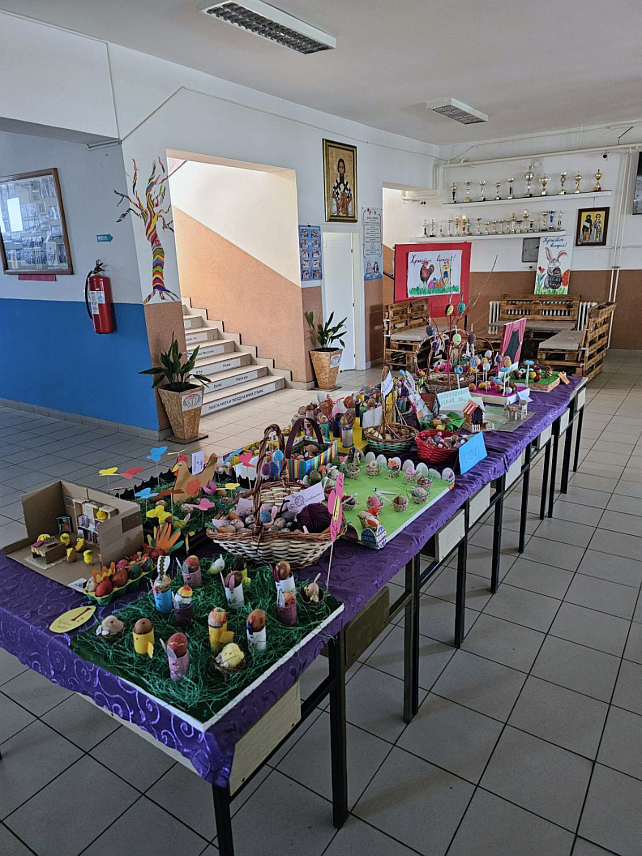 ШАМАЦ, 8. АПРИЛА /СРНА/ - Неколико стотина ученика Основне школе Шамац учествовало је шарању васкршњих јаја која ће за највећи хришћански празник бити изложена у порти Храма Светог великомученика Димитрија.