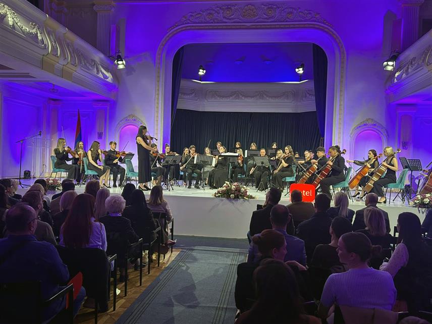 БАЊАЛУКА, 8. АПРИЛА /СРНА/ - Концертом оркестра Академије умјетности Универзитета у Бањалуци вечерас је у бањалучком Културном центру Бански двор свечано отворена манифестација "Дани Владе С. Милошевића", која се традиционално одржава у знак сјећања на једног од најзначајнијих композитора, етномузиколога и педагога са ових простора.