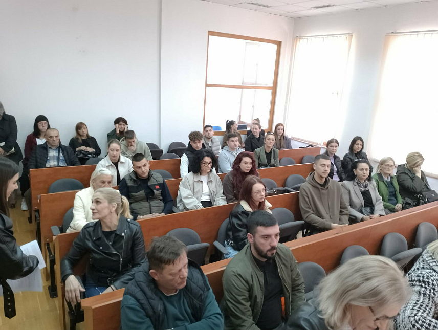 ВИШЕГРАД, 9. АПРИЛА /СРНА/ - Начелник општине Вишеград Младен Ђуревић потписао је данас уговоре о стипендирању 100 студената са подручја ове локалне заједнице за шта је у општинском буџету обезбијеђено 150.000 КМ.