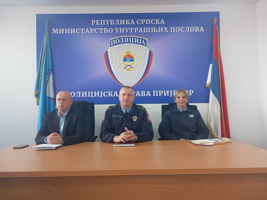 ПРИЈЕДОР, 9. АПРИЛА /СРНА/ - Грађани који планирају да 19. априла присуствују обиљежавању Дана сјећања на жртве усташког геноцида у Доњој Градини требало би да планирају долазак раније ако долазе приватним аутомобилима, рекао је начелник Полицијске управе Приједор Драган Милојица на конференцији за медије у Приједору.