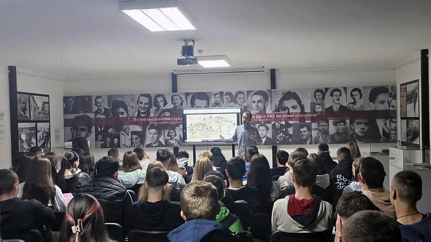 КОЗАРСКА ДУБИЦА, 9. АПРИЛА /СРНА/ - За ученике деветих разреда Основне школе "Вук Стефановић Караџић" из Козарске Дубице у Спомен-подручју Доња Градина данас је одржана едукативна радионица под називом "Пробој логораша".