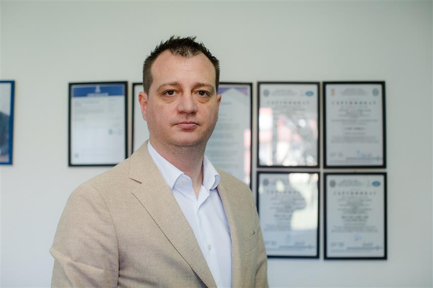 БИЈЕЉИНА, 9. АПРИЛА /СРНА/ - Компанија "Орао" из Бијељине, чија је базна дјелатност ремонт авионских мотора, успјешно је прошла ресертификациону провјеру система квалитета од Министарства одбране Србије, што отвара могућности за пословање са компанијама широм свијета, изјавио је директор ове фирме Марко Мркајић.