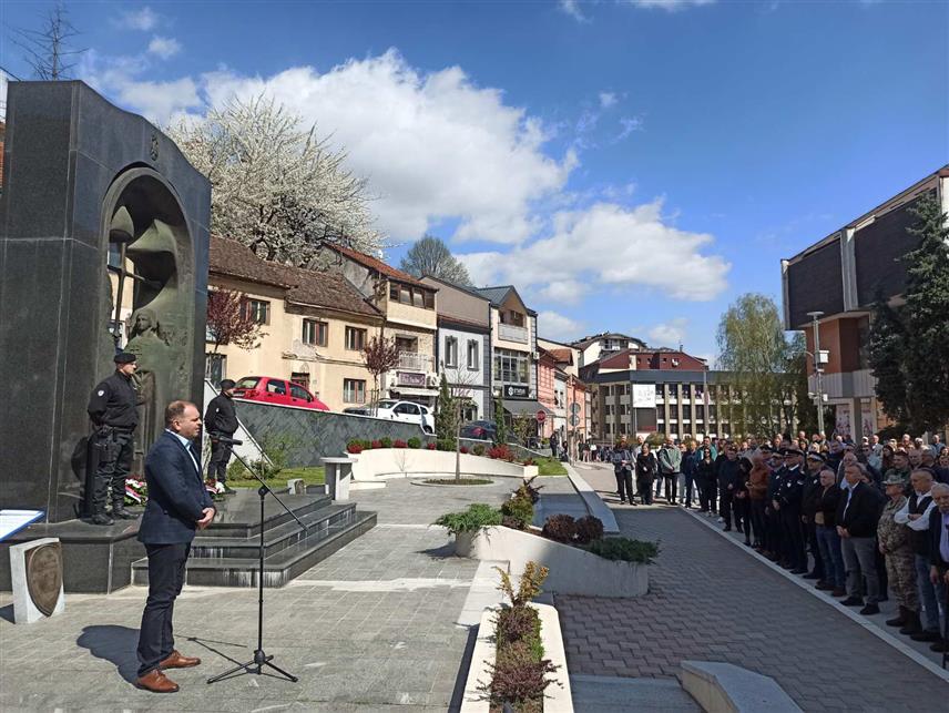 ЗВОРНИК, 9. АПРИЛА /СРНА/ - Поводом дана ослобођења данас су у Зворнику положени вијенци на споменик за 1.080 погинулих бораца у Одбрамбено-отаџбинском рату. Вијенце су положиле породице погинулих бораца, представници града Зворника, Полицијске управе, Трећег пјешадијског /Републике Српске/ пука, борачких организација проистеклих из Одбрамбено-отаџбинског рата, те посланици у Народној скупштини Српске.