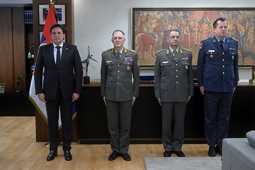 БЕОГРАД, 9. АПРИЛА /СРНА/ - Пуковник Драган Кужет постављен је за замјеника команданта Команде за обуку Војске Србије, а пуковник Миодраг Младеновић за команданта Мјешовите артиљеријске бригаде.Указе о унапређењима и постављањима на нове дужности уручио је министар одбране Србије Братислав Гашић.