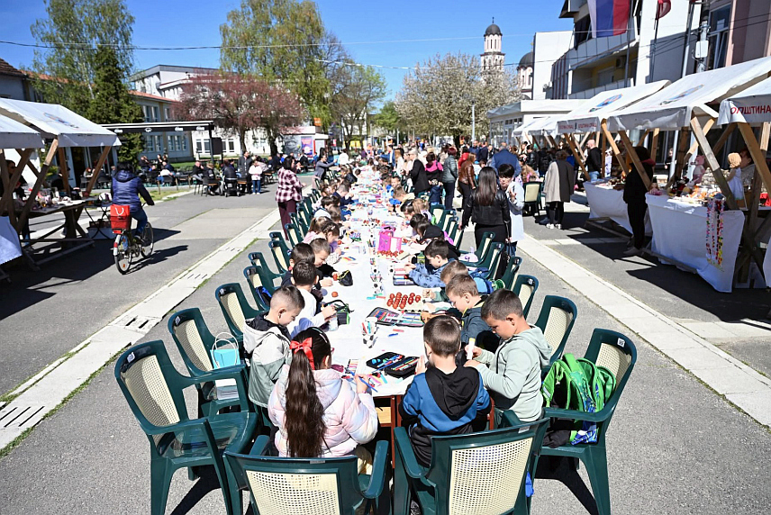 СРБАЦ, 9. АПРИЛА /СРНА/ - Градски трг у Српцу данас је био испуњен игром и осмијесима дјечице која су бојама украшавала васкршња јаја у оквиру традиционалне манифестације "У сусрет Васкрсу".