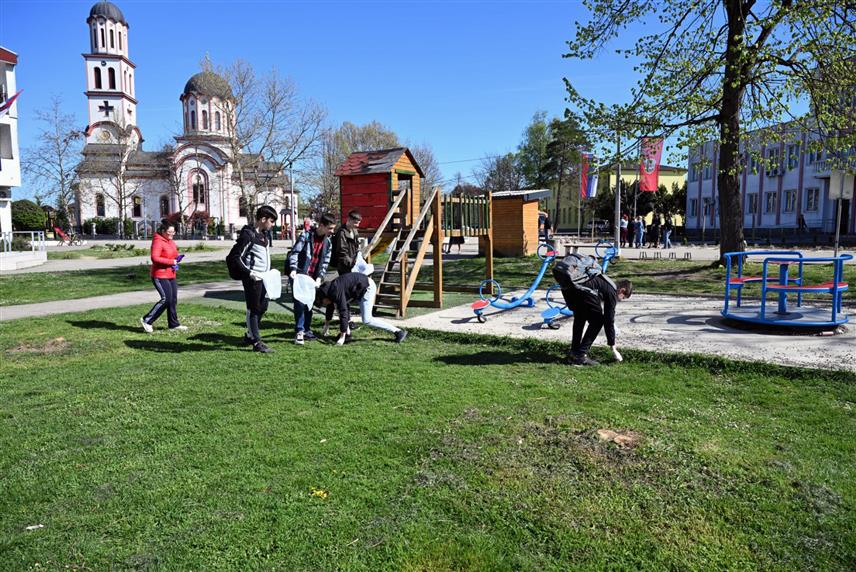 СРБАЦ, 9. АПРИЛА /СРНА/ - У општини Србац почела акција "Чист град - Србац се чува" током које ће бити уређене зелене површине у ужем градском језгру и посађено украсно биље и дрвеће, а укупна вриједност инвестиције износи око 30.000 КМ.