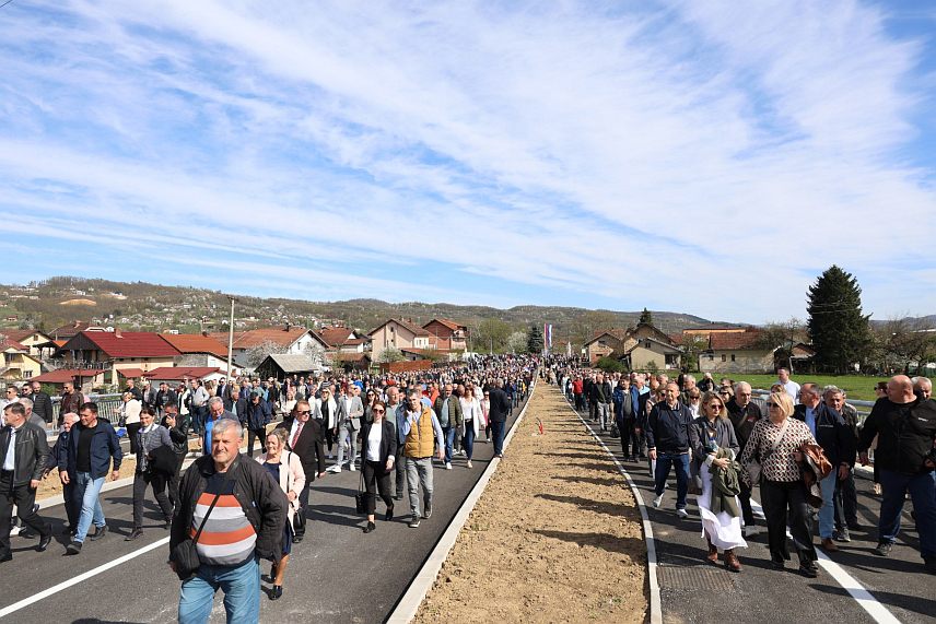 БАЊАЛУКА, 9. АПРИЛА /СРНА/ - Званичници Републике Српске пустили су данас у саобраћај новоизграђени мост преко ријеке Врбас у бањалучком насељу Чесма, а укупна вриједност инвестиције је 8,5 милиона КМ.
