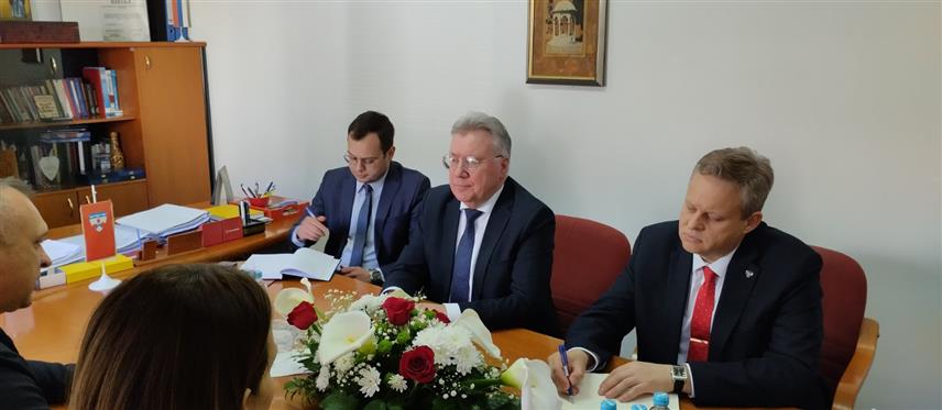 МИЛИЋИ, 9. АПРИЛА /СРНА/ - Амбасадор Руске Федерације у БиХ Игор Калабухов током посјете Милићима састао са начелником општине Марком Савићем.