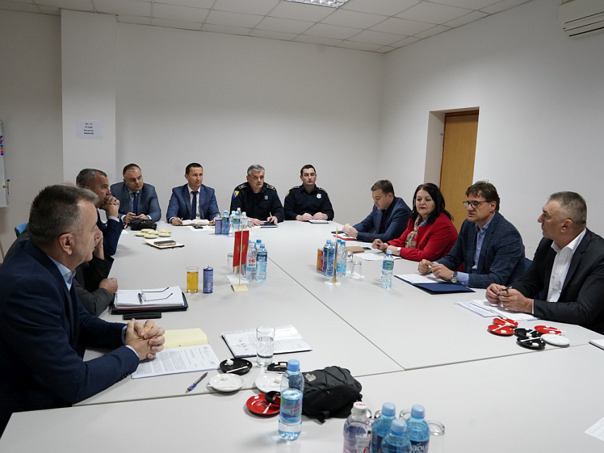 TРЕБИЊЕ, 9. АПРИЛА /СРНА/ - Проток људи на интегрисаном граничном прелазу између Требиња и Херцег Новог треба да буде много бржи, уз придржавање свих неопходних активности надлежних институција, посебно током љетне сезоне када су евидентирана чекања и до неколико часова, закључили су начелник општине Требиње Мирко Ћурић и предсједник општине Херцег Нови Стеван Катић.