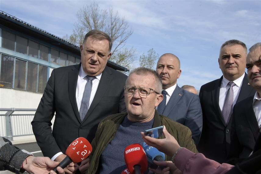 БАЊАЛУКА, 9. АПРИЛА /СРНА/ - Мјештанин бањалучког насеља Чесма Милош Крчић изразио је захвалност Влади Републике Српске, предсједнику СНСД-а Милораду Додику и предузећу "Путеви Српске" што су истрајали на томе да мост преко Врбаса у Чесми буде завршен.