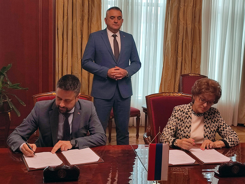 БАЊАЛУКА, 11. МАЈА /СРНА/ - Министар финансија Републике Српске Зора Видовић и министар финансија и трезора у Савјету министара Срђан Амиџић потписали су данас у Бањалуци уговор о кредитном аранжману Свјетске банке у оквиру Пројекта отпорности и конкурентности пољопривреде.