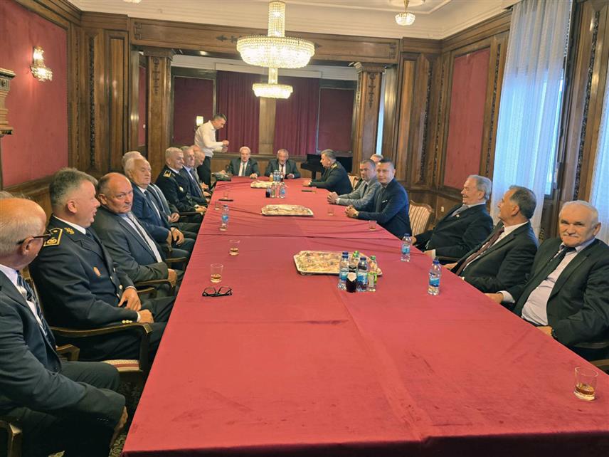 БАЊАЛУКА, 11. МАЈА /СРНА/ - Замјеник министра одбране у Савјету министара Александар Гогановић састао се са пензионисаним генералима Војске Републике Српске, као и пензионисаним генералима Оружаних снага из реда српског народа.