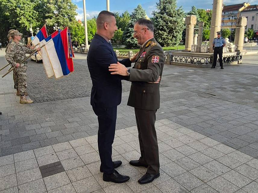 БАЊАЛУКА, 11. МАЈА /СРНА/ - Замјеник министра одбране у Савјету министара Александар Гогановић дочекао је испред Културног центра Бански двор начелника Генералштаба Војске Србије генерала Милана Мојсиловића.