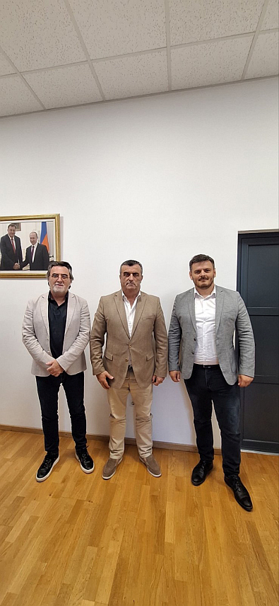 ВЛАСЕНИЦА, 11. МАЈА /СРНА/ - Начелник општине Власеница Мирослав Краљевић на састанку са покрајинским секретаром за регионални развој Александром Софићем и директором Фонда за сарадњу са Србима у региону Александром Ђедовцем.