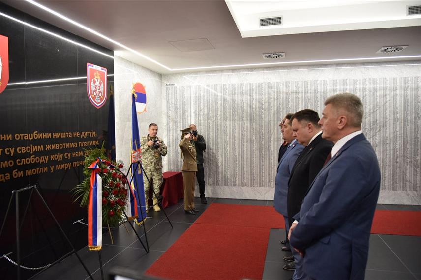 БАЊАЛУКА, 12. МАЈА /СРНА/ - У Спомен-соби Војске Републике Српске /ВРС/ у касарни "Козара" у Бањалуци данас су положени вијенци и цвијеће поводом обиљежавања 12. маја - Дана ВРС и Tрећег пјешадијског /Република Српска/ пука.