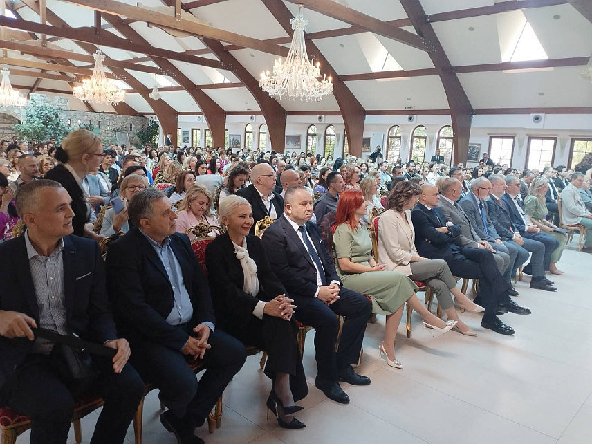 БИЈЕЉИНА, 12. МАЈА /СРНА/ - У Бијељини је данас отворена регионална конференција о сестринству.