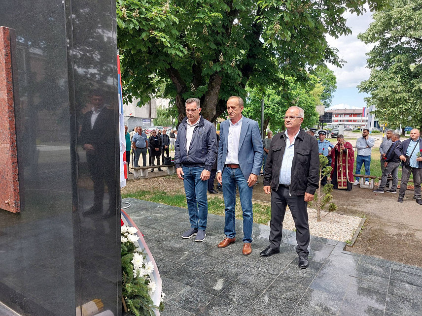 СРБАЦ, 12. МАЈА /СРНА/ - У Српцу је данас обиљежен Дан Војске Републике Српске /ВРС/, а тим поводом је код централног спомен-обиљежја служен парастос за 145 погинулих и несталих бораца ВРС са подручја ове општине.
